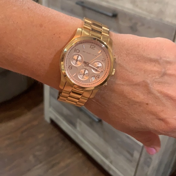 Pinkish face, rose gold Michael Kors watch - Picture 5 of 5